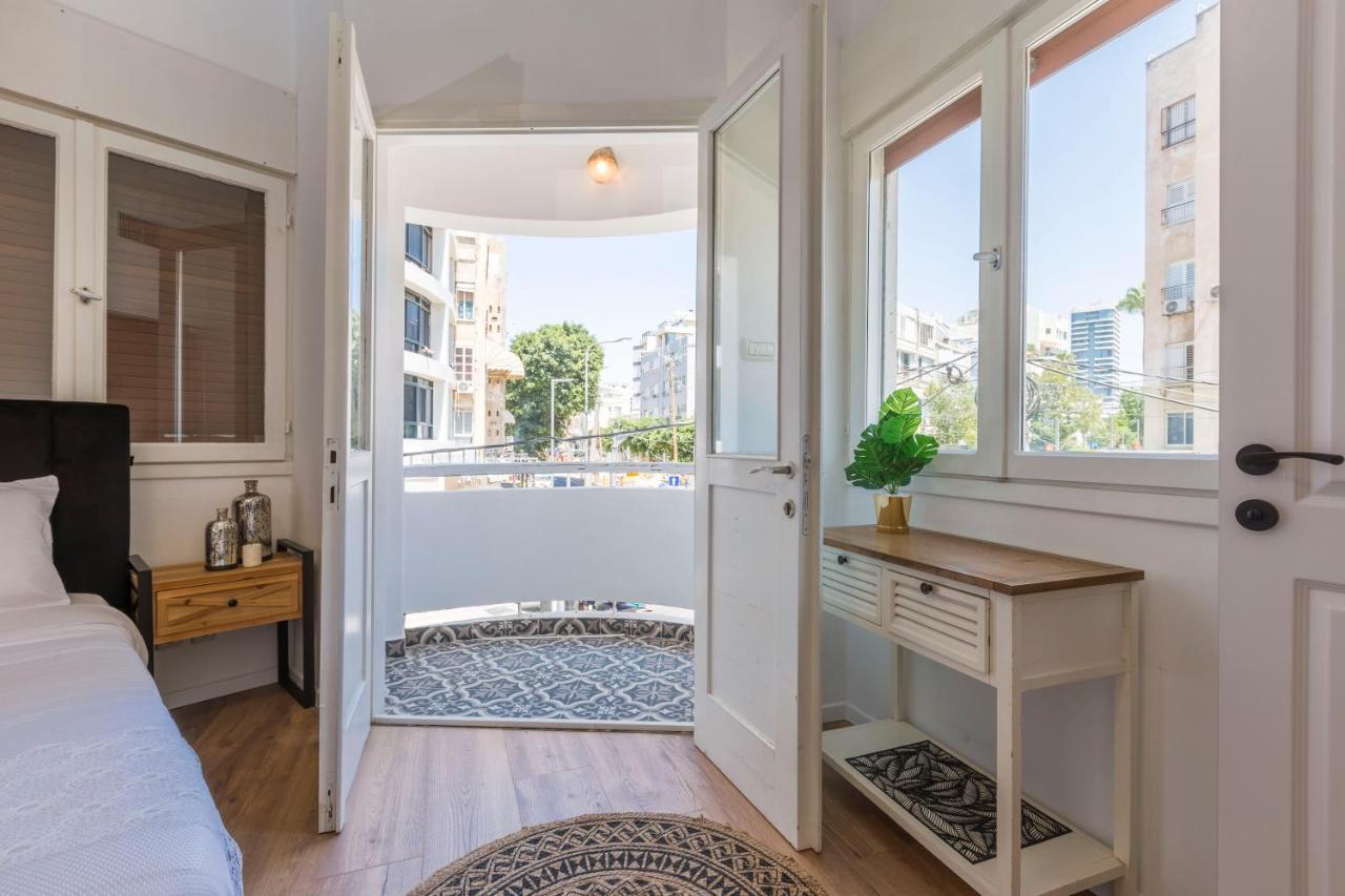1B Patio Beach House Premium Location W/2 Balcony Тель-Авив Экстерьер фото